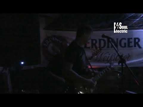 Electric Soul - Queen - Hammer to fall (live)